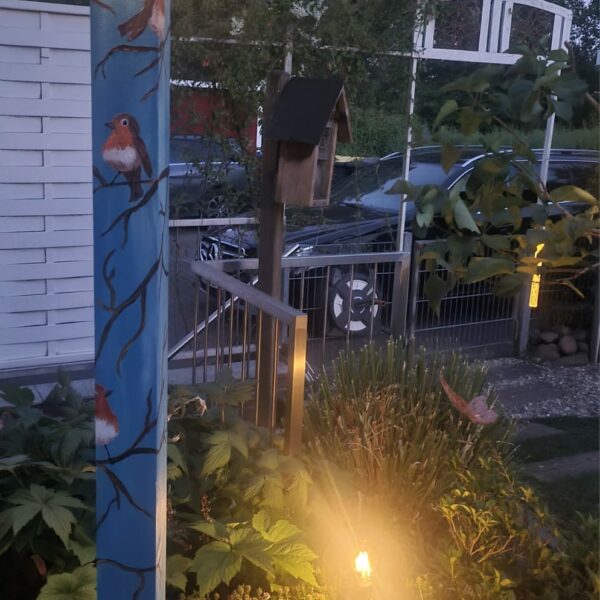 Deko-Holz im Garten mit Vögeln